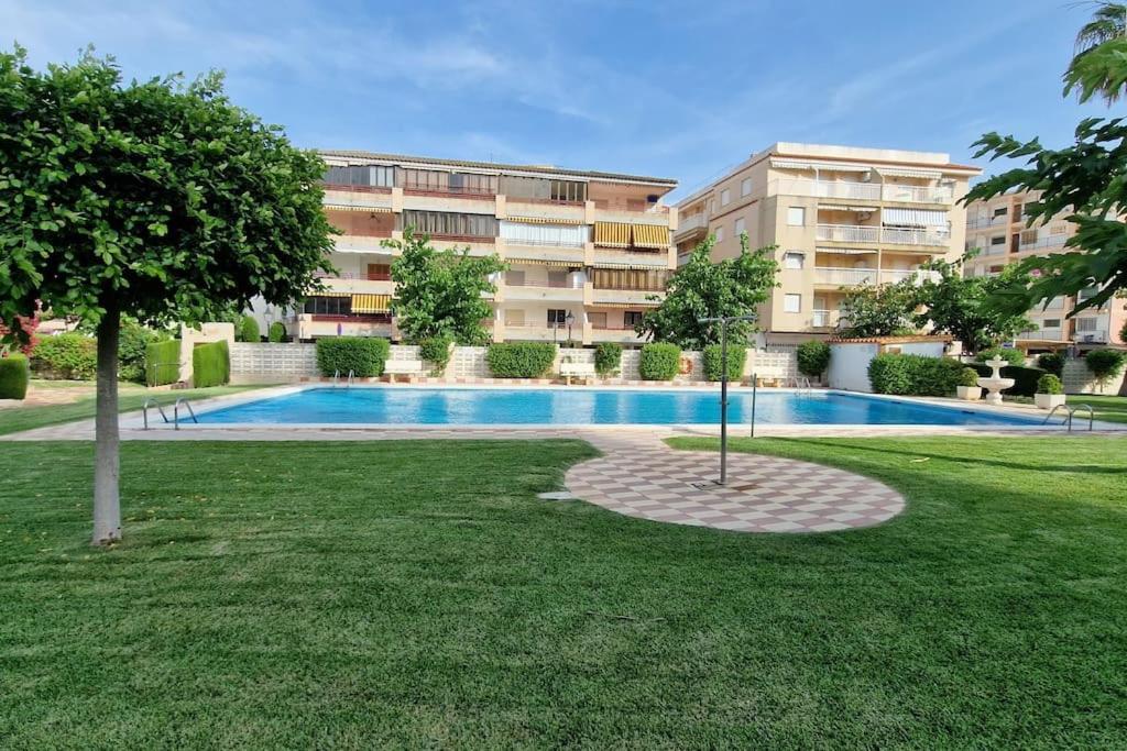Con Jardin Y Piscina Cerca De La Playa